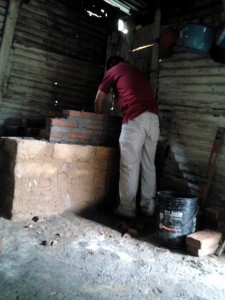 A Proyecto Mirador technician installs a new, efficient cook stove.