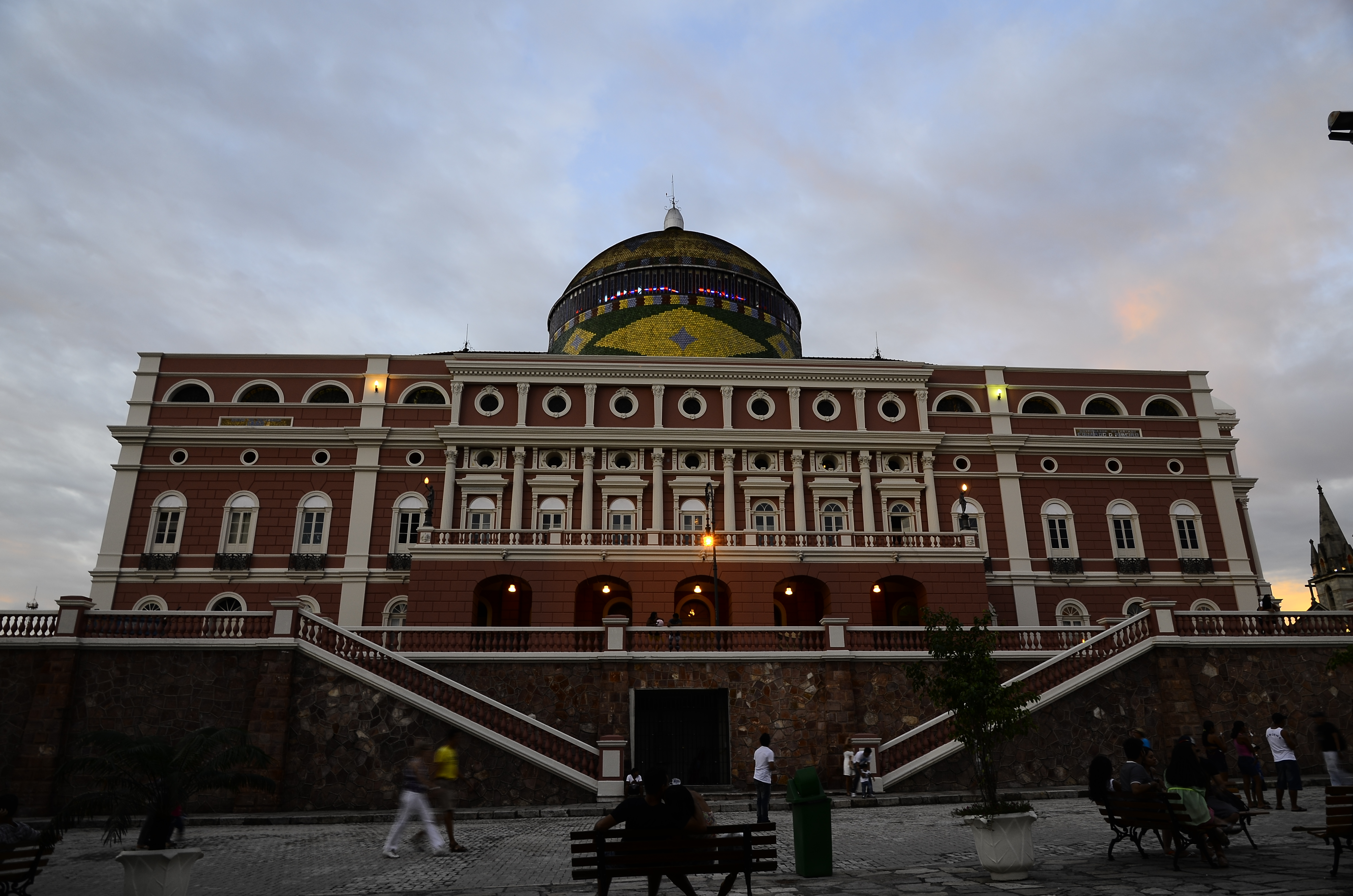 Teatro Amazonas at dusk.