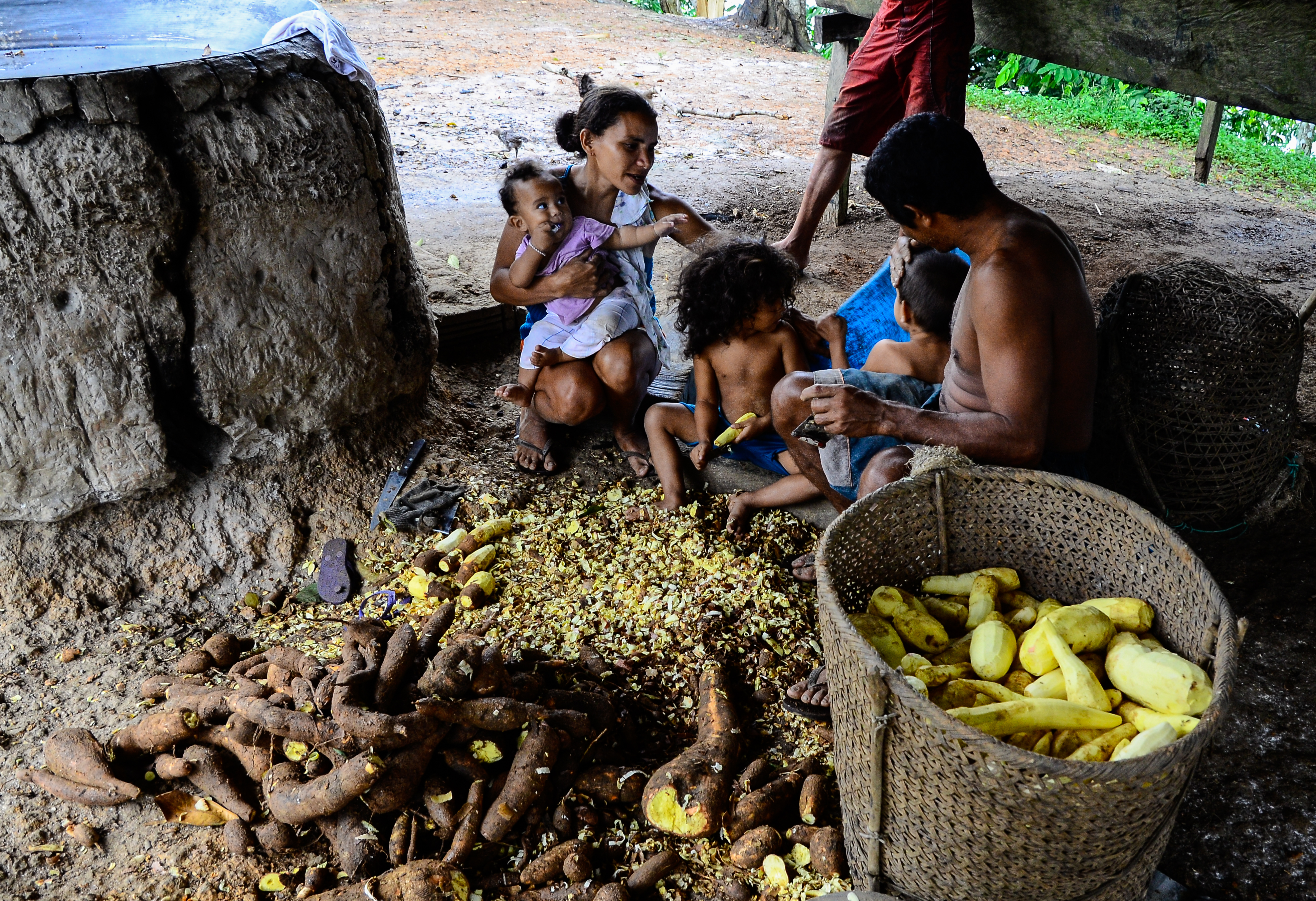 A family processing manioc flour in Unini.